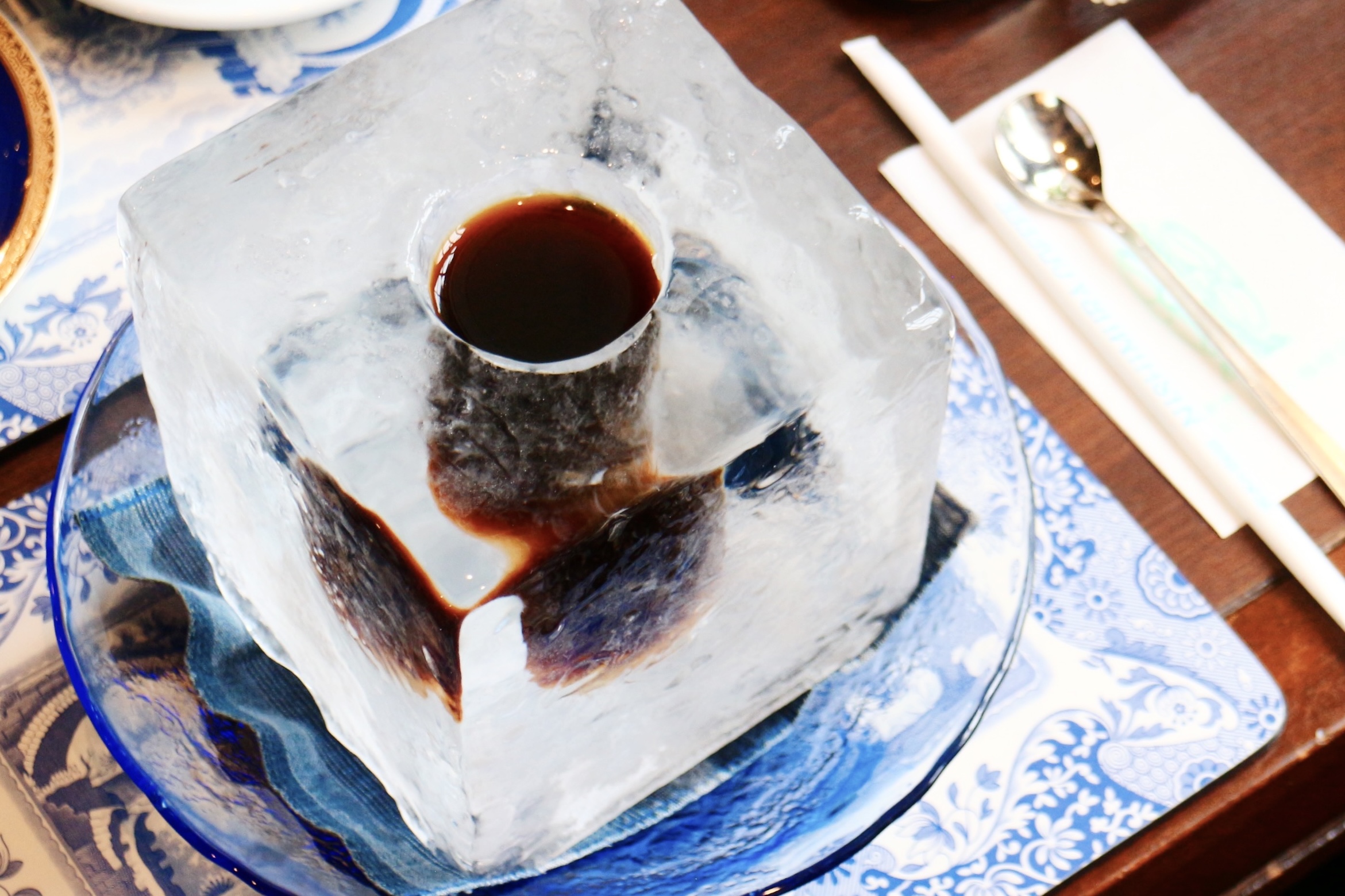 氷に入ったアイスコーヒーの写真